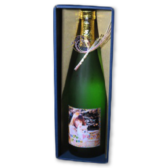 高級感あふれる紙製の化粧箱に入れて包装紙でラッピングするスナップ日本酒1本用ギフトラッピング