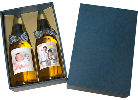 高級感あふれる紙製の化粧箱に入れて包装紙でラッピングするお得なスナップウイスキー2本用ギフトラッピング